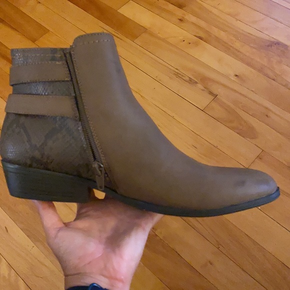 Ankle Boots. Tan/Snake. Size 9. - Picture 6 of 11